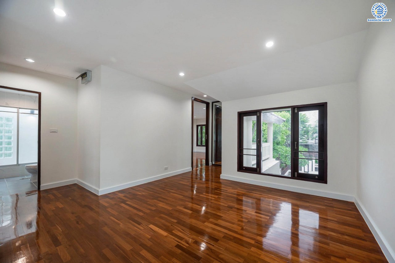 บ้านมือสองตกแต่งใหม่ โครงการ โนเบิล วานา วัชรพล ดีไซน์สุดโดดเด่น เนื้อที่ 101 ตร.ว. ฟังก์ชันจัดเต็ม 3 ห้องนอน 4 ห้องน้ำ 1 ห้องแม่บ้าน จอดรถได้ 2 คัน บนทำเลเดินทางสะดวก ใกล้เซ็นทรัลรามอินทรา, จุดขึ้นทางด่วน "สุขาภิบาล5-1" และรถไฟฟ้าสายสีชมพู "สถานีวัชรพล"